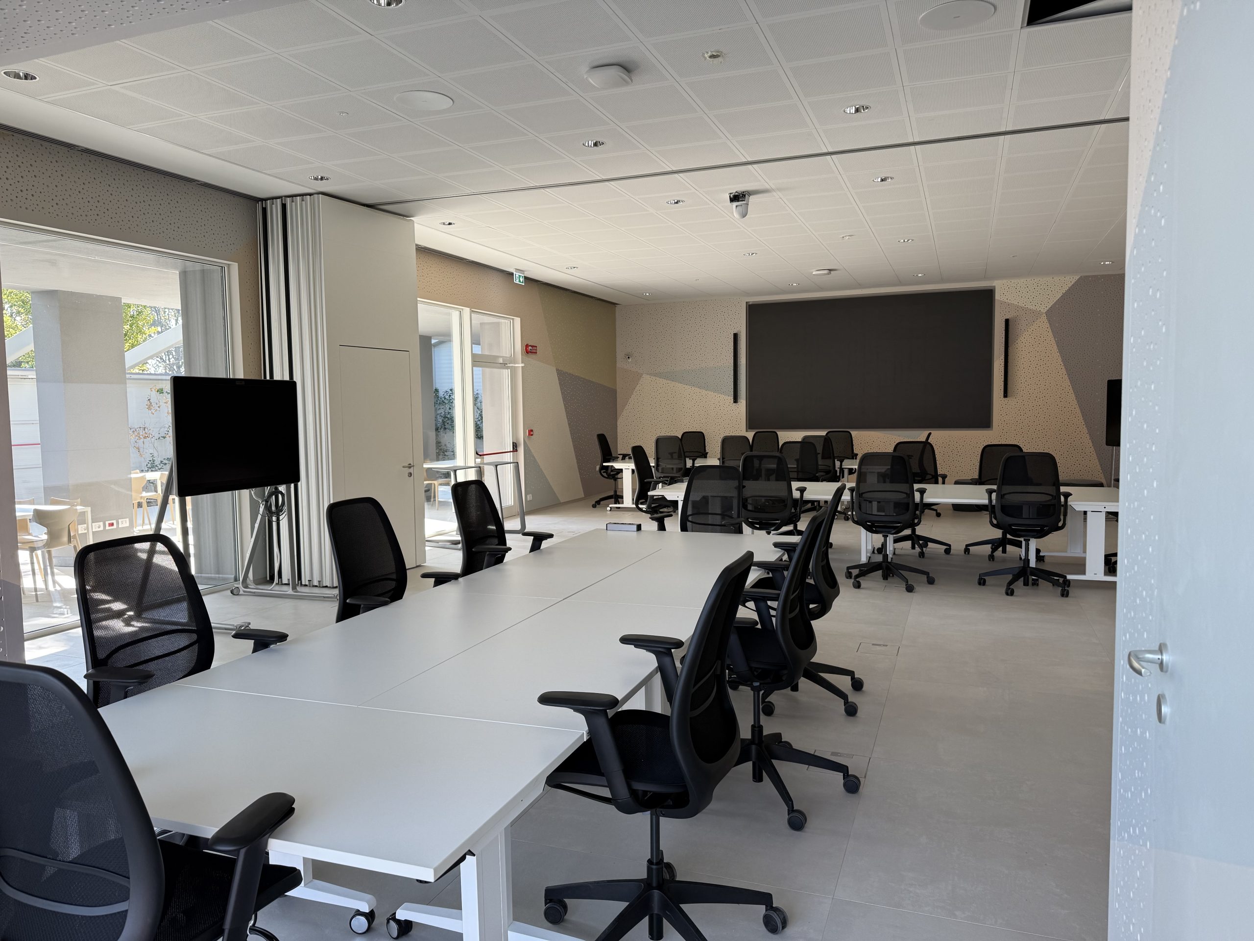 Foto auditorium con tavolate coworking