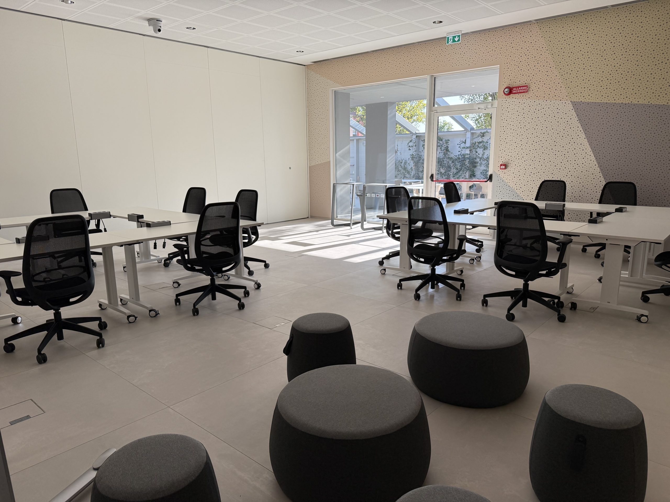 Foto coworking space A con tavoli quadrati