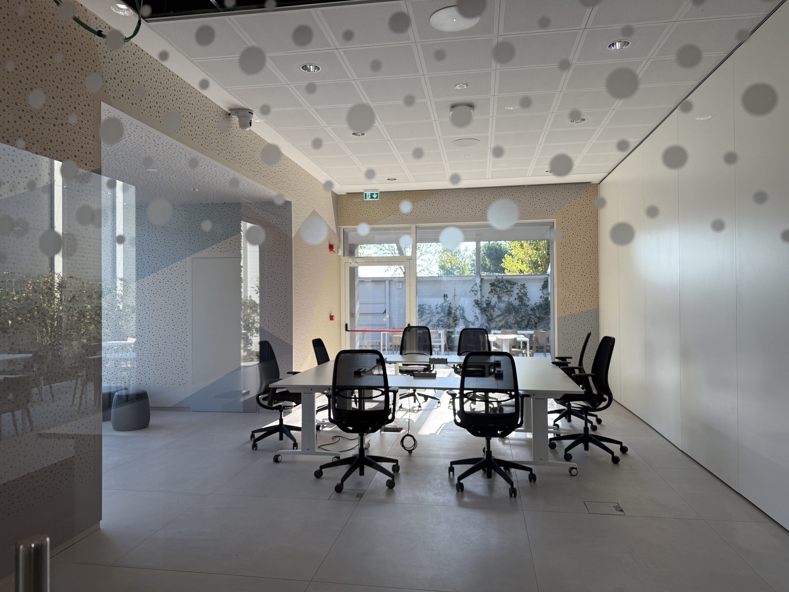 Foto coworking space B con tavolo quadrato