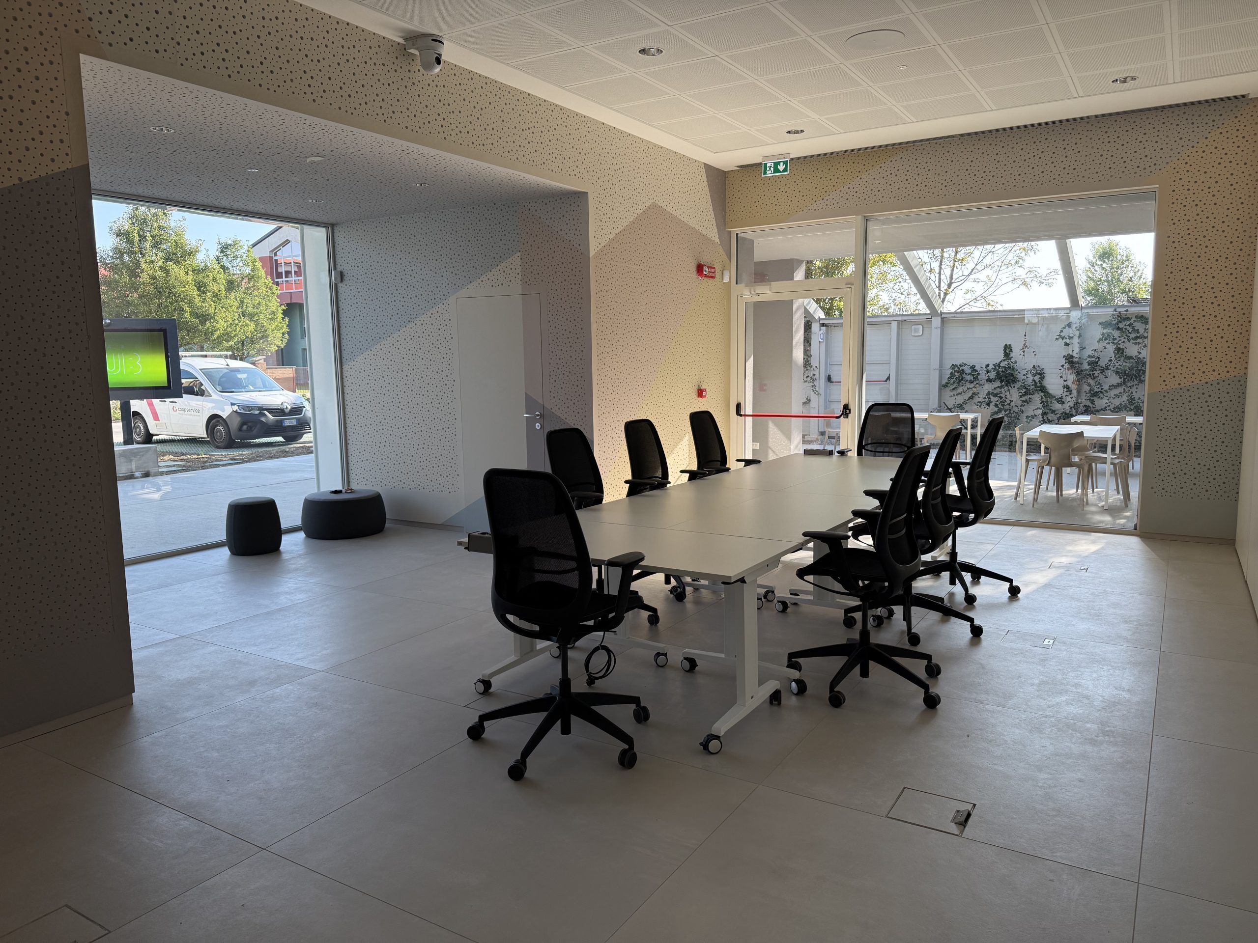 Foto coworking space B con tavolata